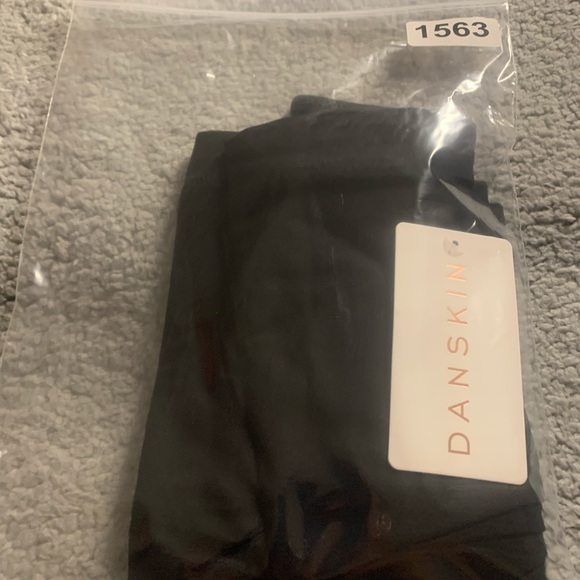 (1563) S Danskin Women's Everyday Basic Capri - Picture 6 of 6